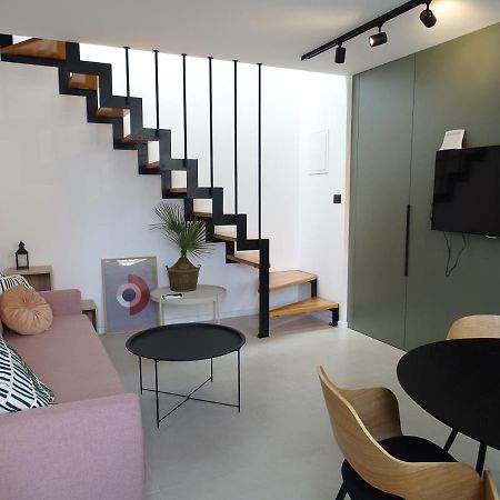 Modern Small House With A Terrace Split Exterior foto