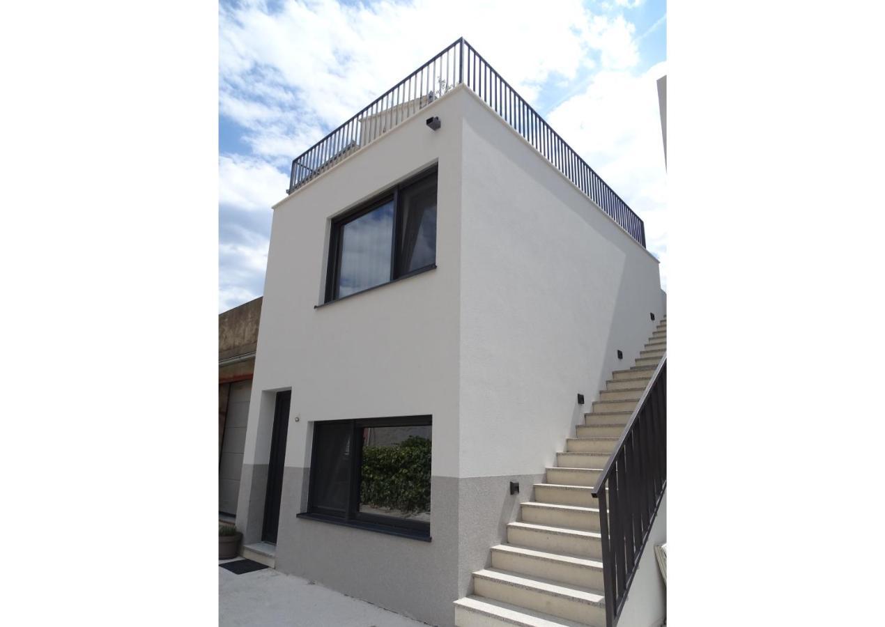 Modern Small House With A Terrace Split Exterior foto