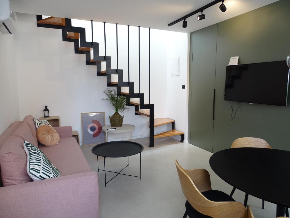 Modern Small House With A Terrace Split Exterior foto