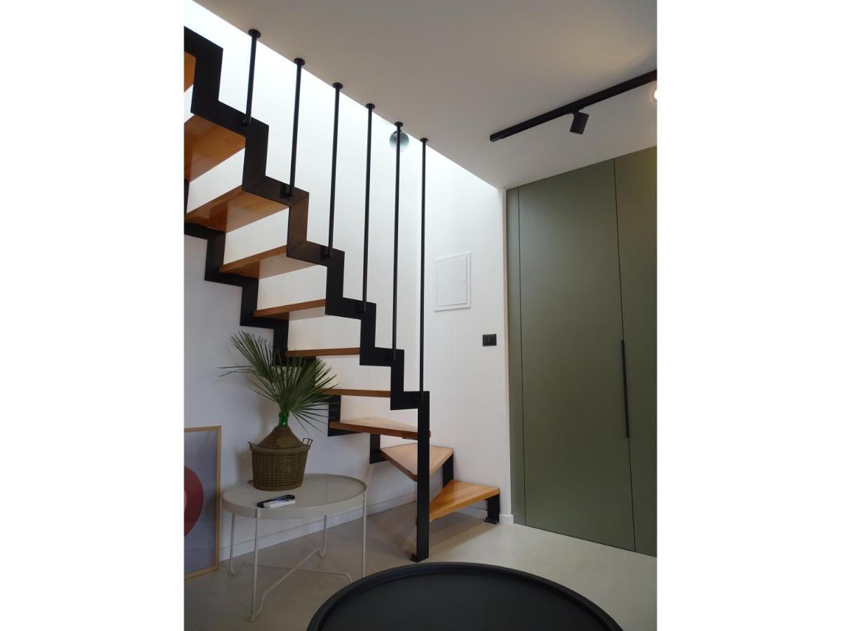 Modern Small House With A Terrace Split Exterior foto